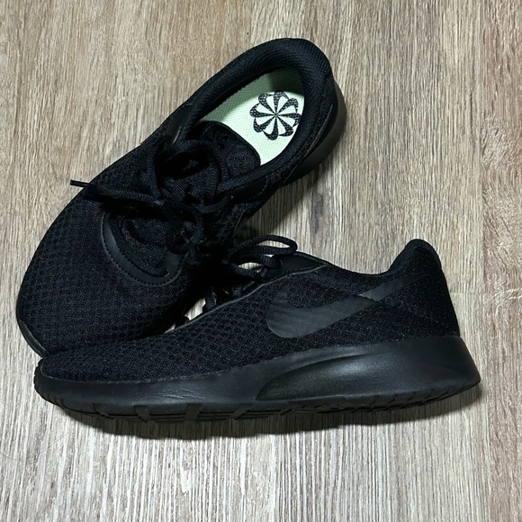 Nike tanjun triple black - Picture 2 of 4